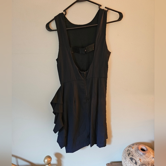 Alice + Olivia Ruffle Detail Dress - Picture 4 of 10